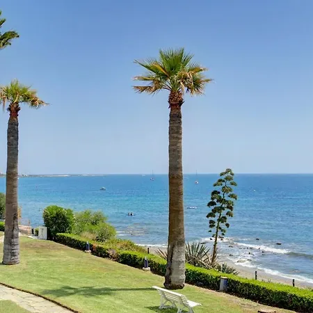 Beachfront With Ocean Views Apartment